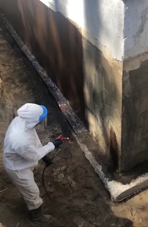 Travaux d’excavation pour accéder au mur de fondation avant l’imperméabilisation à Saint-Amable.