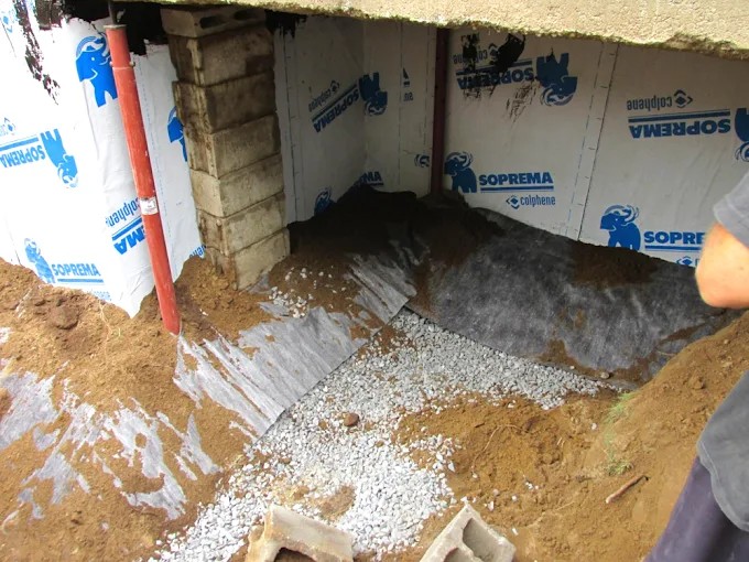 Tranchée d’excavation montrant l’installation d’une conduite lors de travaux extérieurs à Saint-Amable.