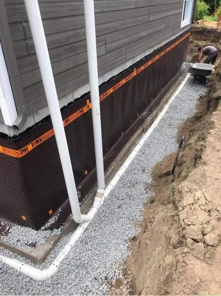 Nettoyage et décapage du béton extérieur avant la pose d’une membrane hydrofuge  à Sainte-Julie.