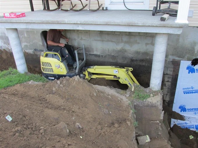 Excavation autour d’une fondation pour travaux d’imperméabilisation résidentielle  à Varennes.