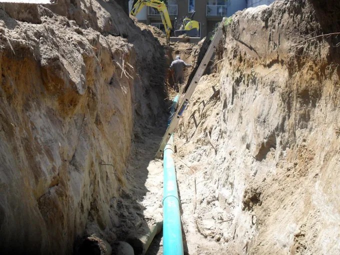 Réparation extérieure d’une fondation lors de travaux de réfection résidentiels  à Verchères.